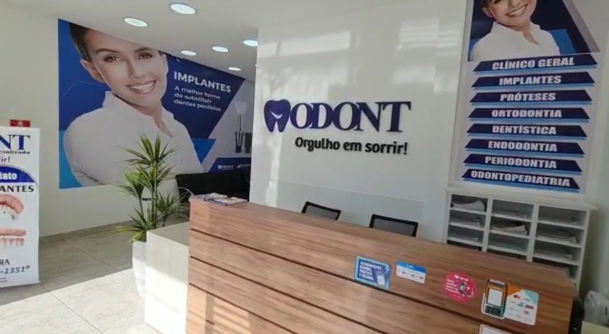Balcão de recepção com lista de tratamentos oferecidos